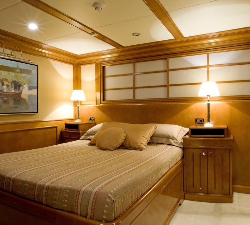 2 cabin yacht